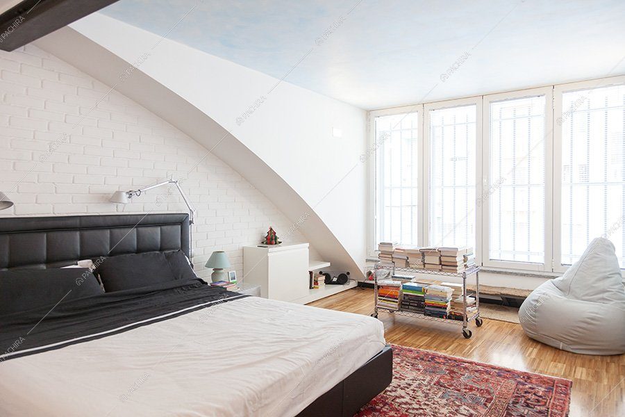 Camera da letto del loft Laurel, location contemporanea per shooting a Milano
