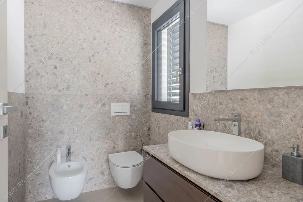 Luminoso bagno della villa Diosma, location in stile moderno a Milano