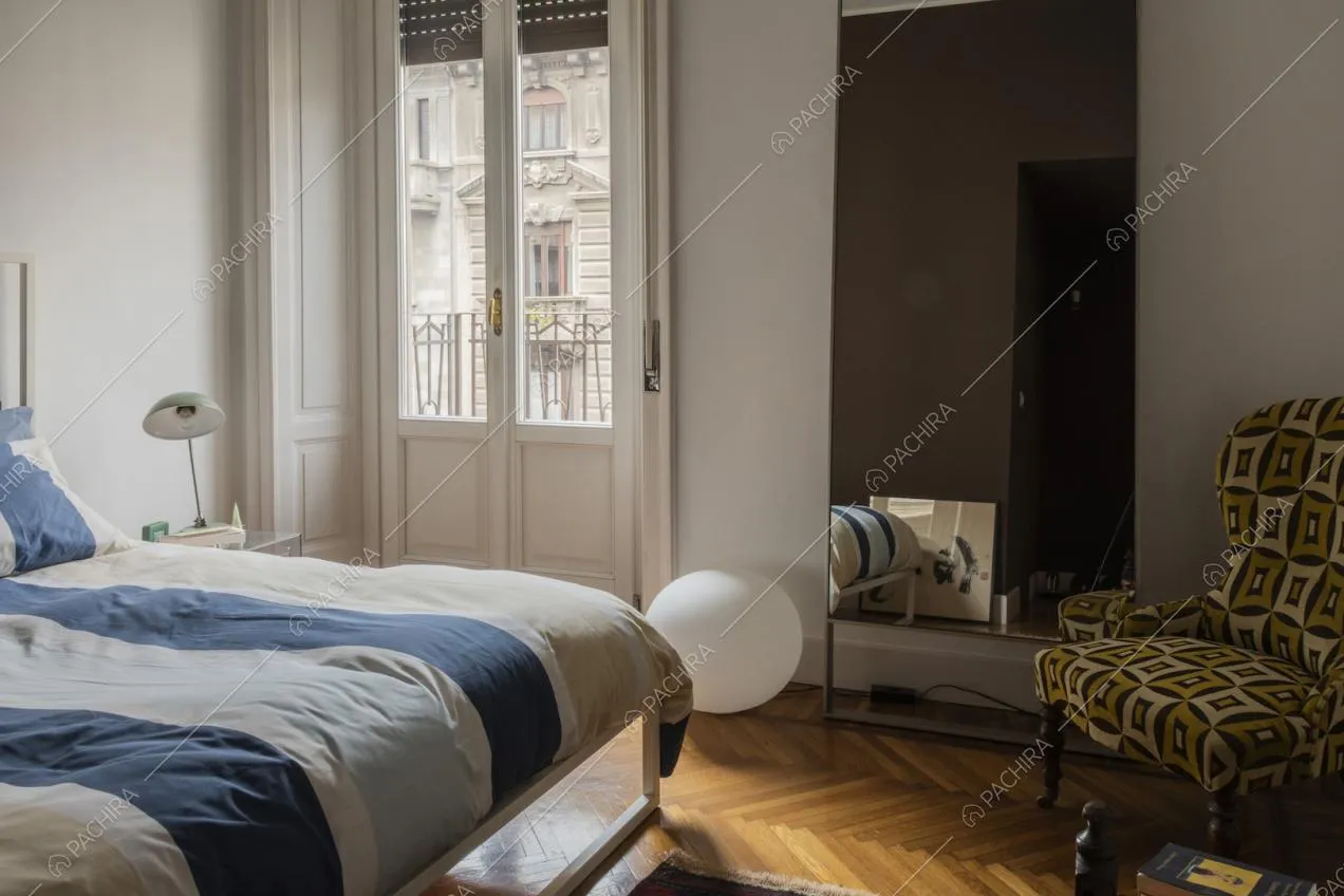 Dettagli della camera da letto con porta finestra