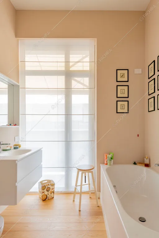 Bagno dell'appartamento Foehn, location in stile contemporaneo a Milano