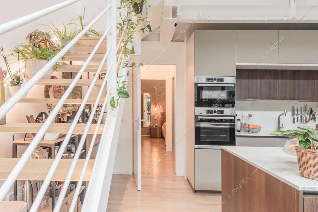 Scale nella zona living del loft Tagus, location in stile contemporaneo a Milano