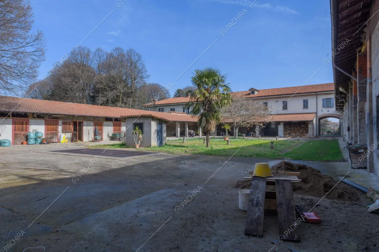 Grande giardino della location dagli esterni bianchi