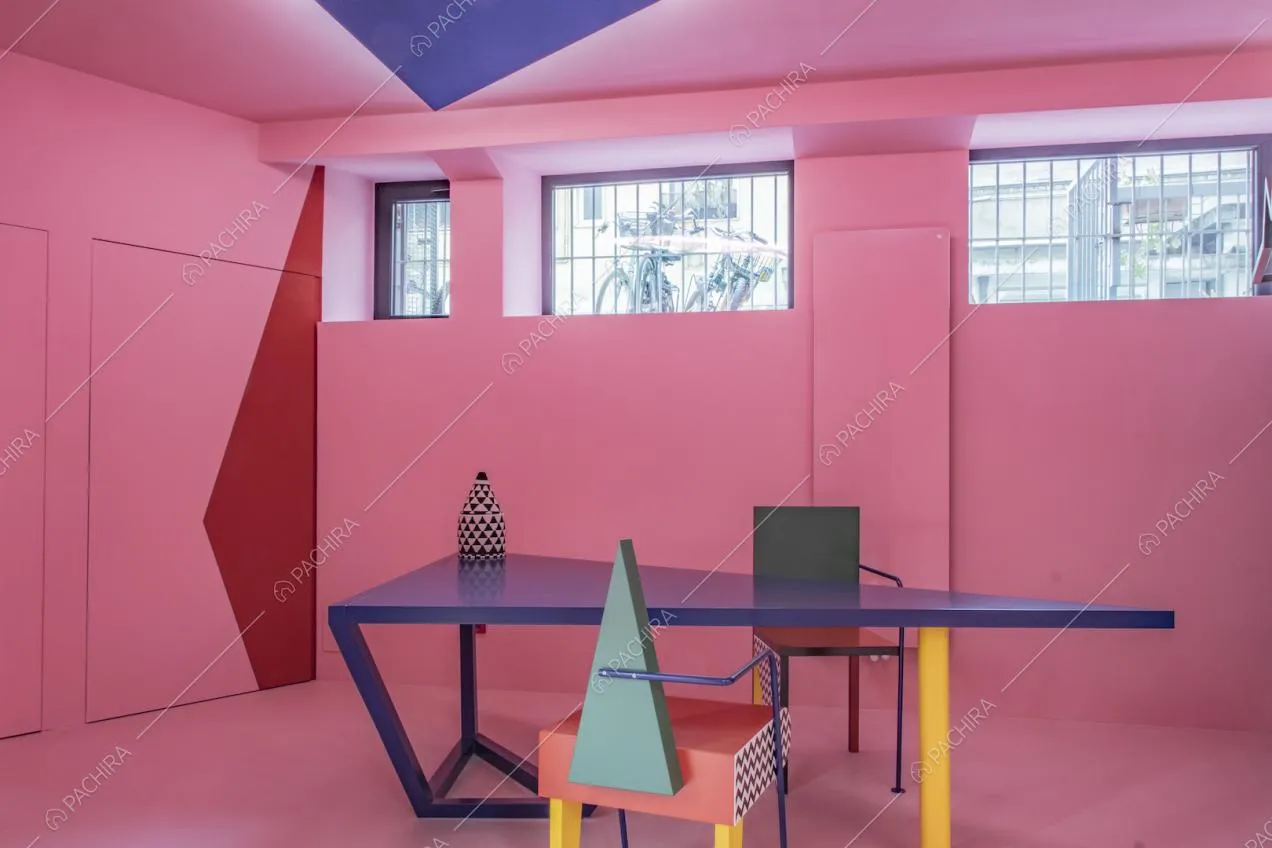 Tavolo triangolare blu con sedie geometriche colorate