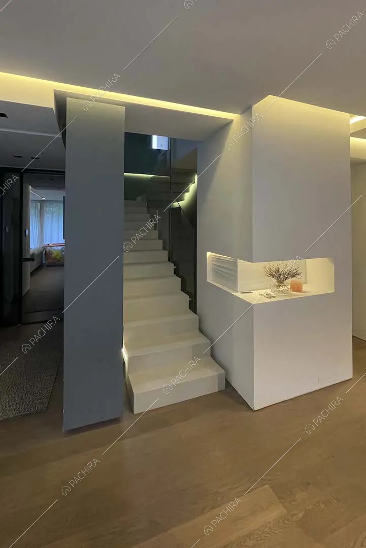 Accesso alle scale bianche e vista sul corridoio
