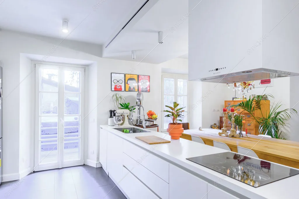 Porta finestra nella cucina dell'appartamento Tramontana, location in stile contemporaneo a Milano
