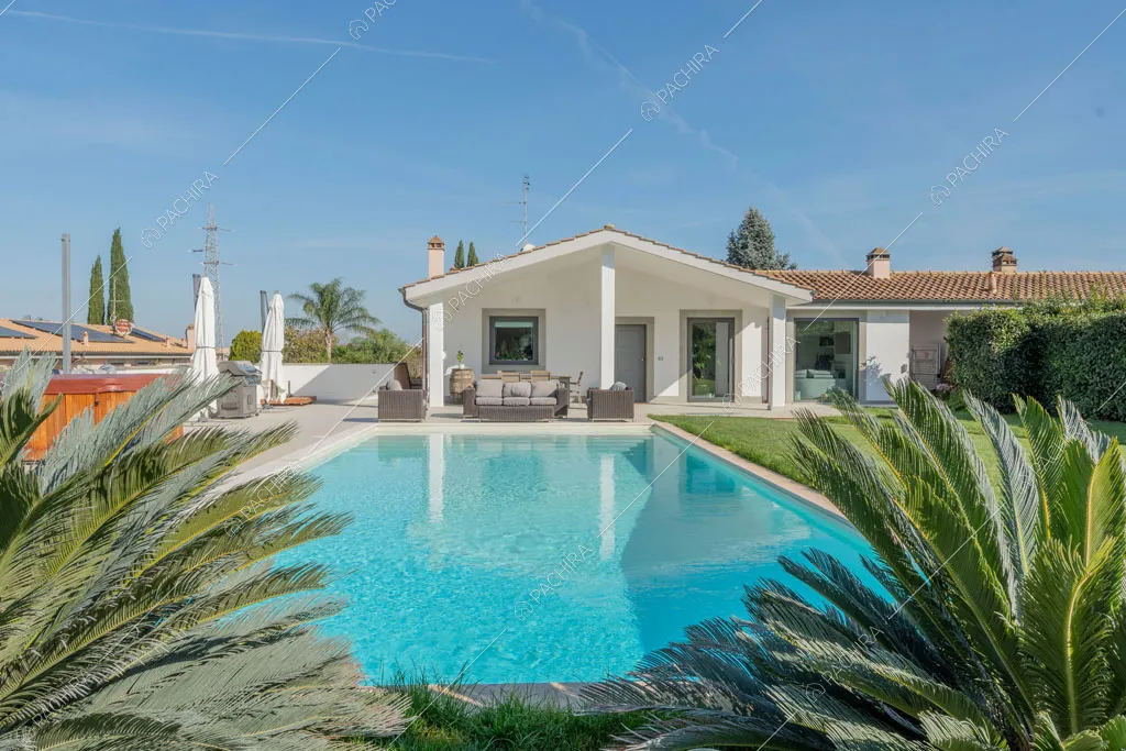 Piscina della villa Tagliamento, location in stile contemporaneo a Roma