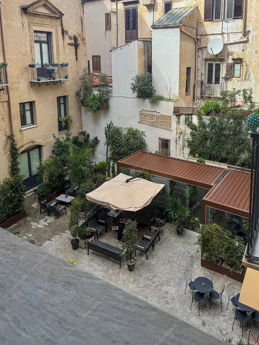 Cortile della dimora storica Chukchi, location in stile contemporaneo a Palermo
