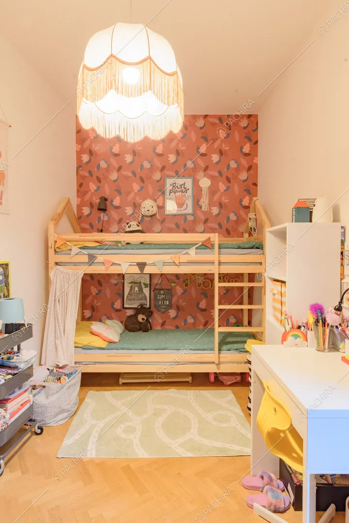 Camera da letto dei bambini con pavimento in parquet e carta da parati a fiori