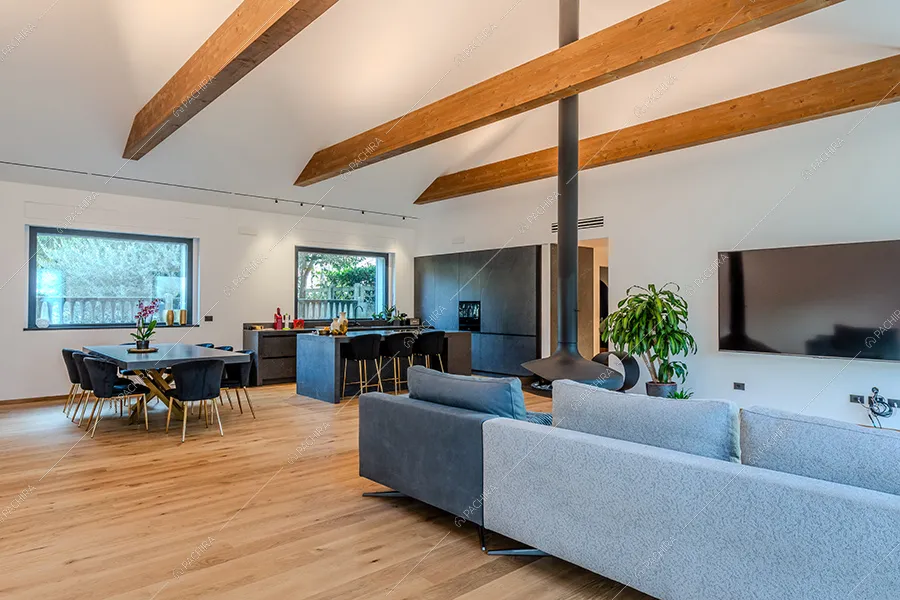 Zona living della villa Norte, location in stile moderno a Monza