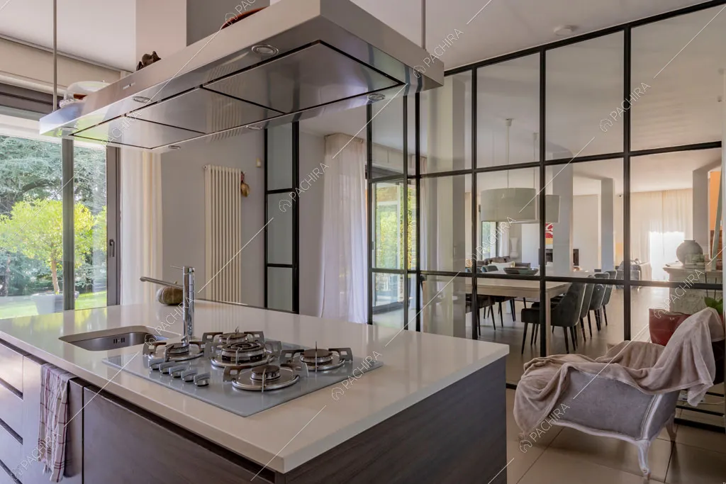 Cucina a isola della villa Darling, location in stile contemporaneo a Monza