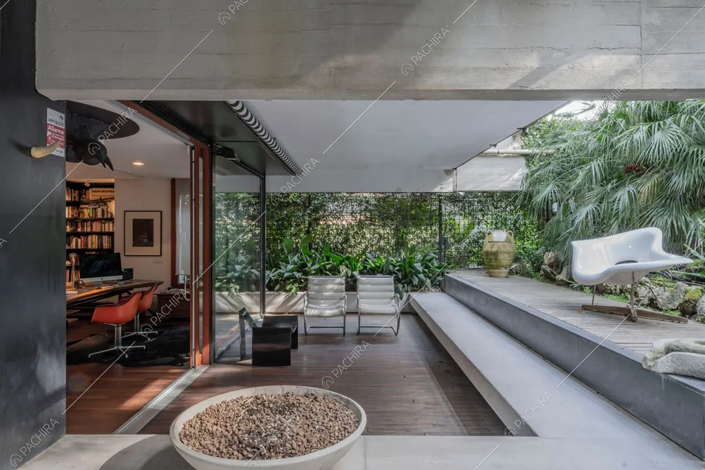 Giardino dell'appartamento Carpentaria, location in stile contemporaneo a Roma