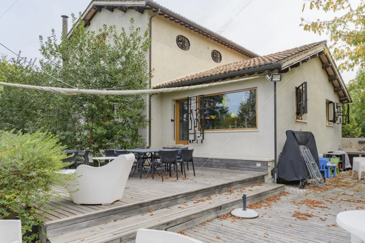L'esterno della villa e patio con sedie da esterni