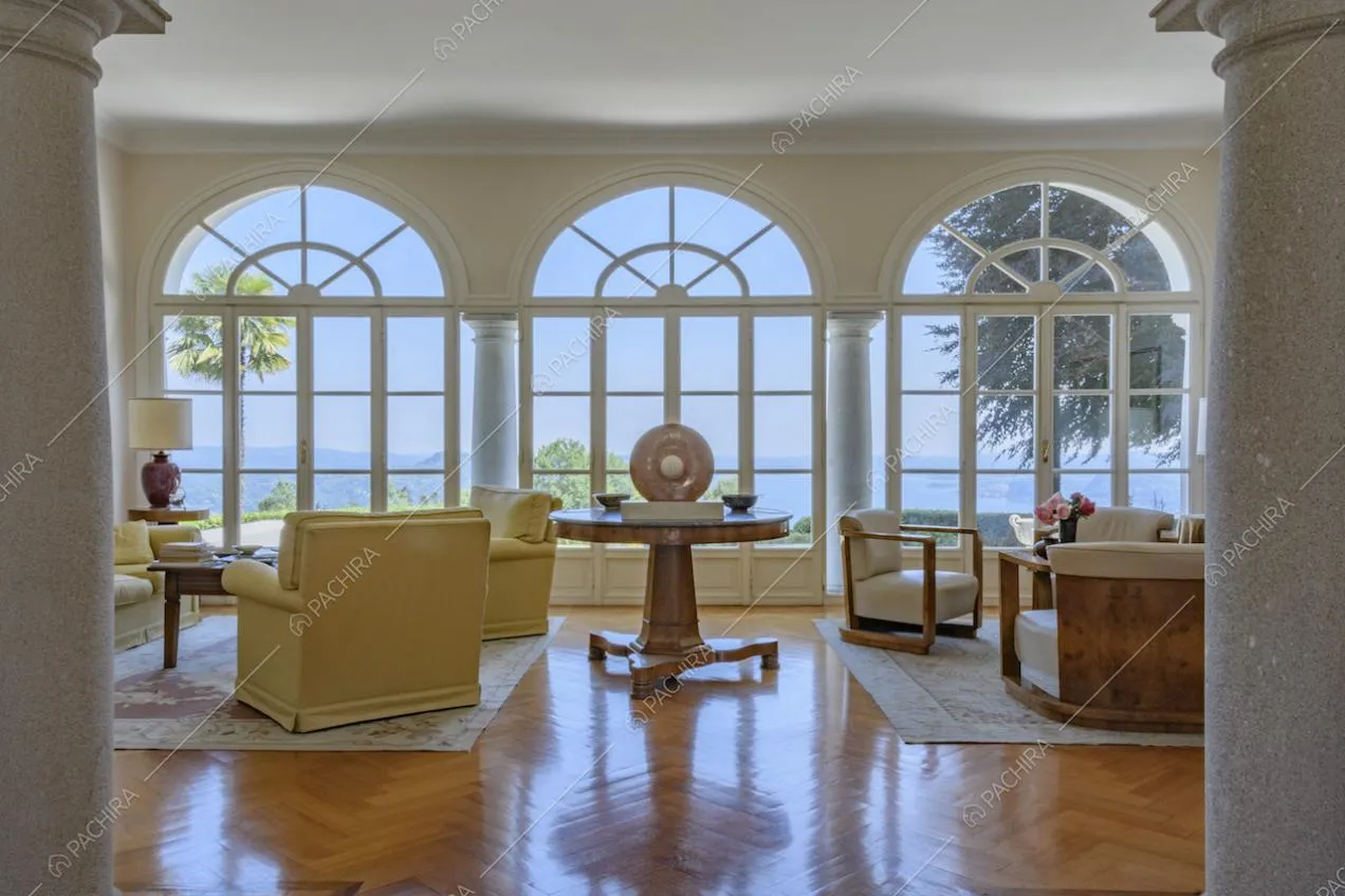 Scultura in pietra, mobili in legno e pavimento in parquet