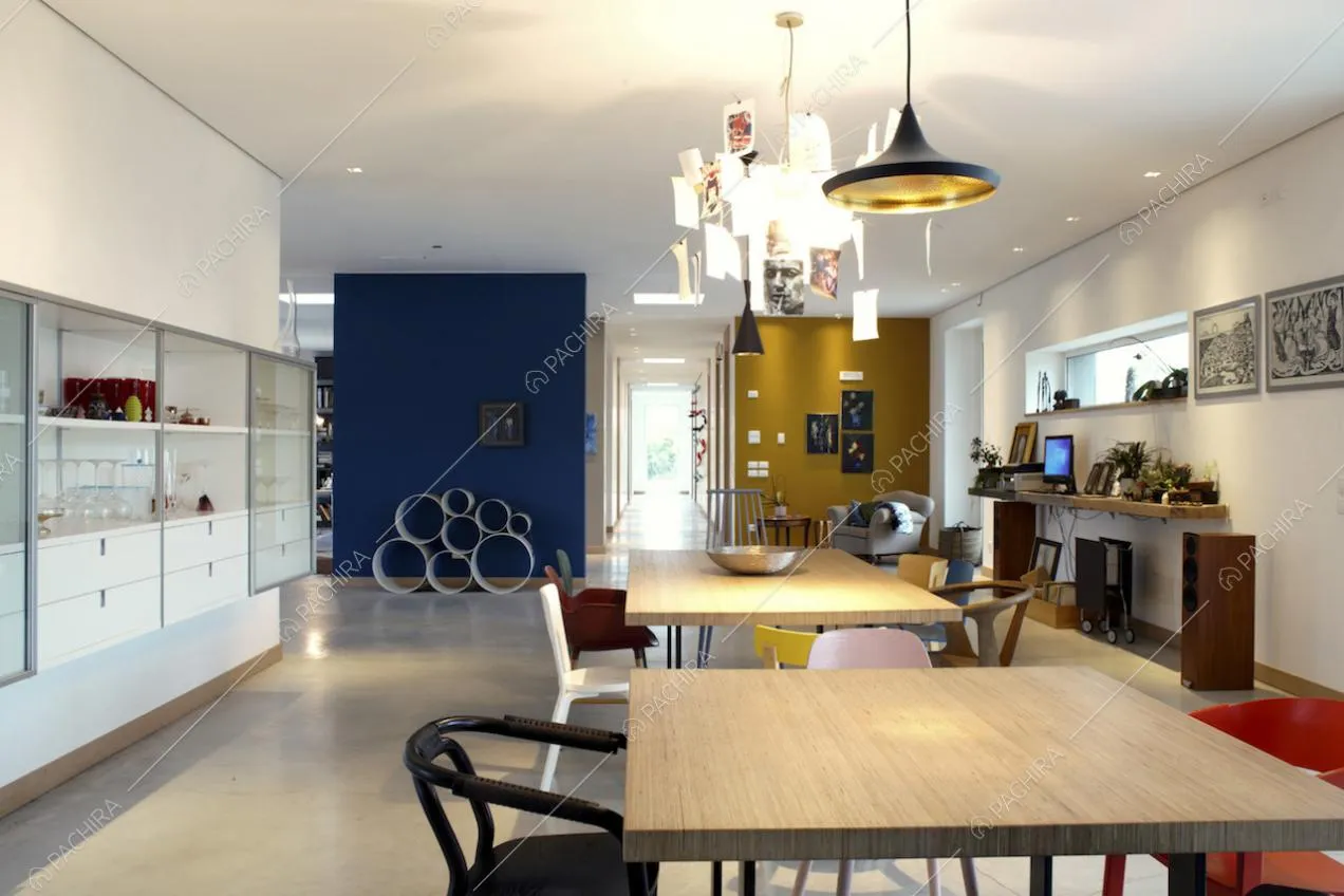 Tavoli in legno, lampadario di design e pareti colorate