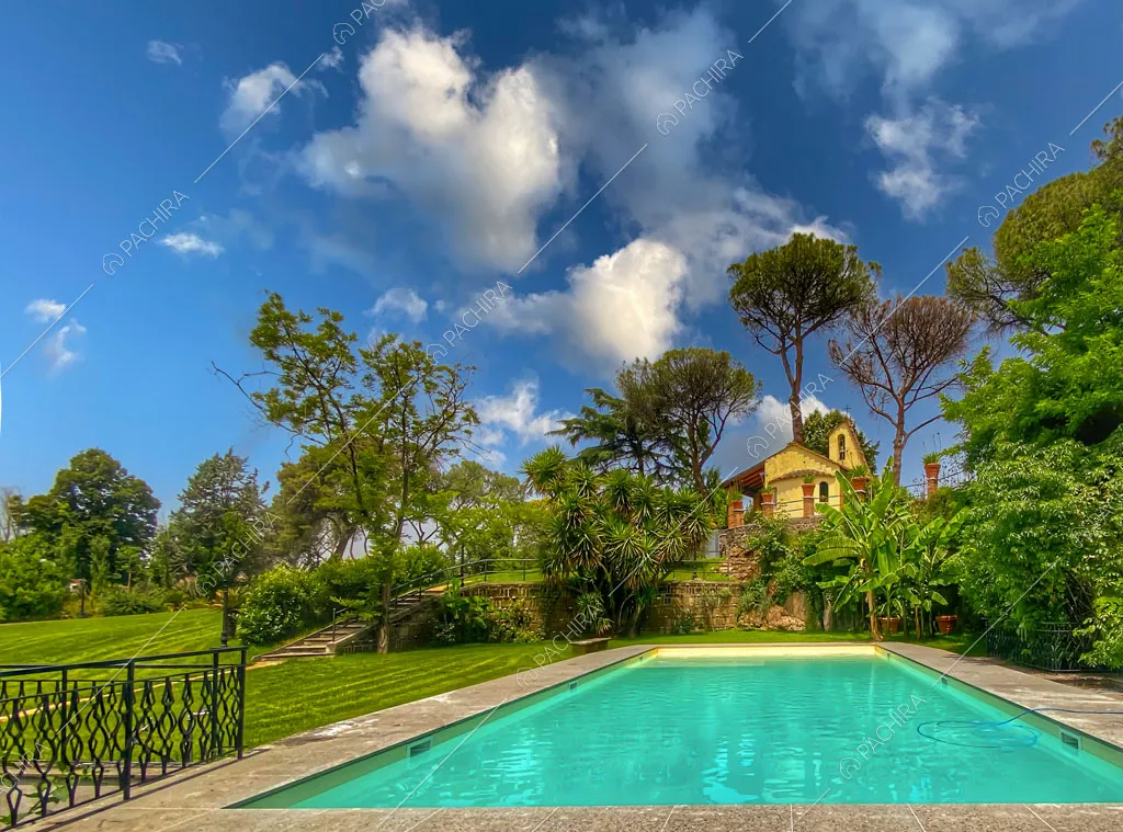 Dalla grande piscina vista sul parco della location e sulla cappella