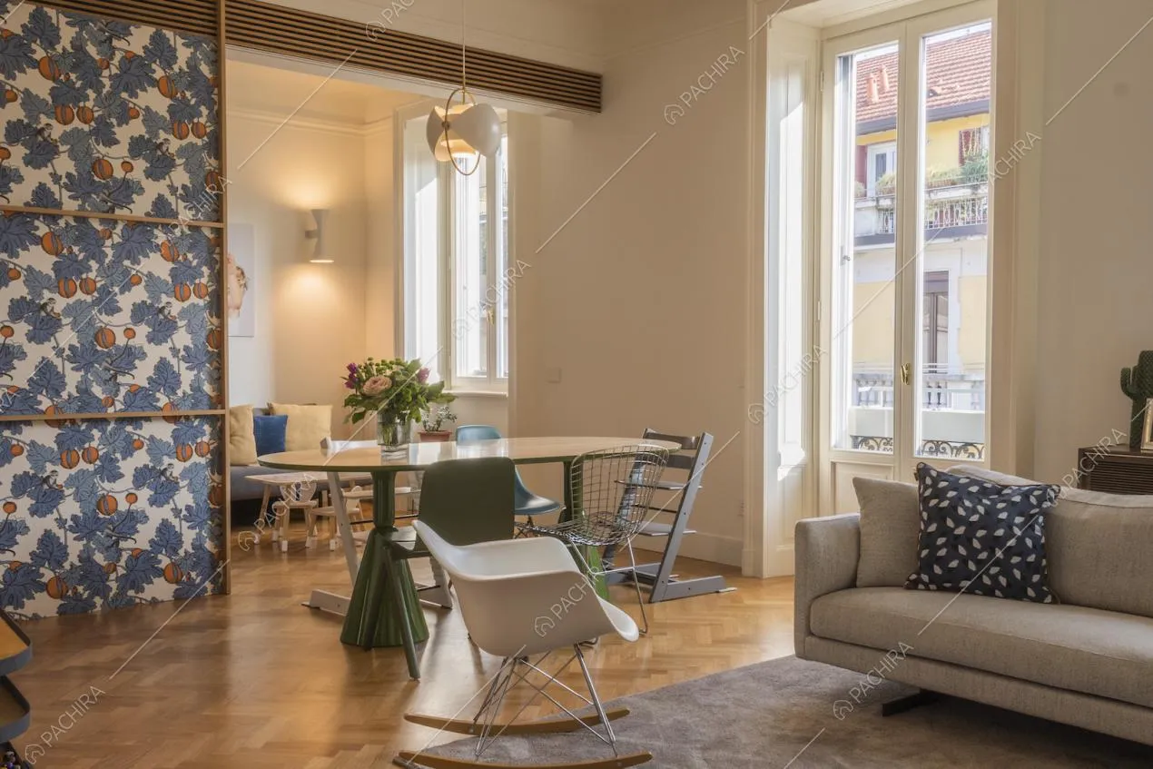 Soggiorno con divano, tavolo da pranzo e sedia di design