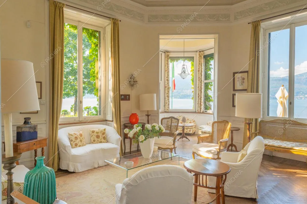 Luminoso salone con vista sul lago di Como