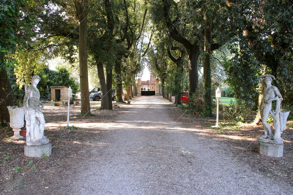 Grande vialetto per auto, in ciottolato e con statue ai lati
