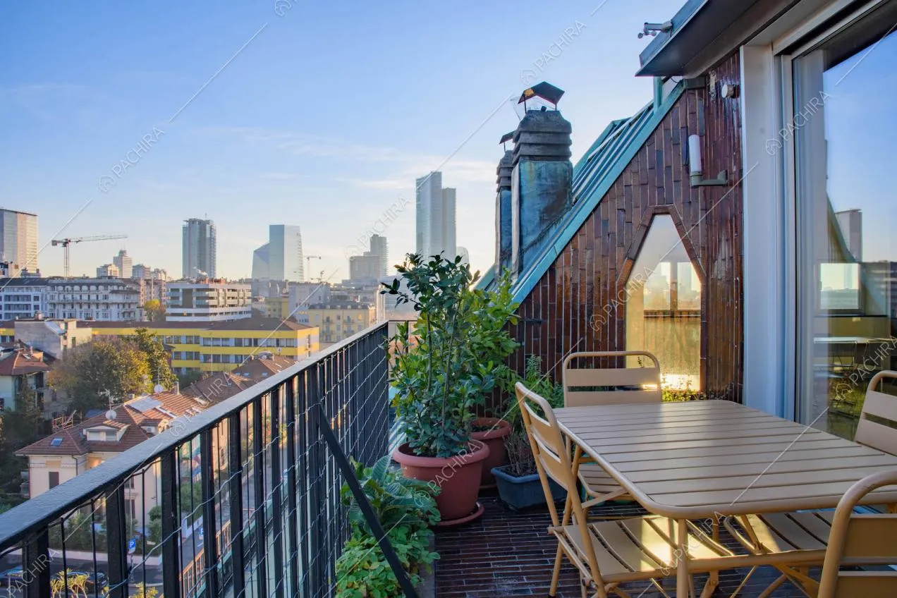 Terrazza con vista sullo skyline, tavolo e sedie da esterni e pavimento in piastrelle