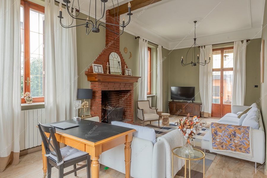 Zona living della villa Vinson, location in stile moderno a Milano