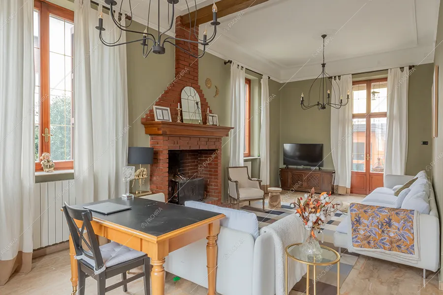 Zona living della villa Vinson, location in stile moderno a Milano