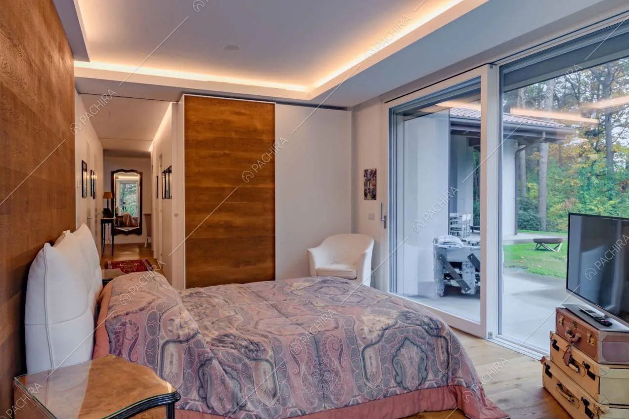 Luminosa camera da letto matrimoniale con vista sugli esterni e sul corridoio