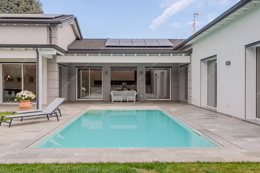 Piscina della villa Daintree, location in stile moderno a Varese