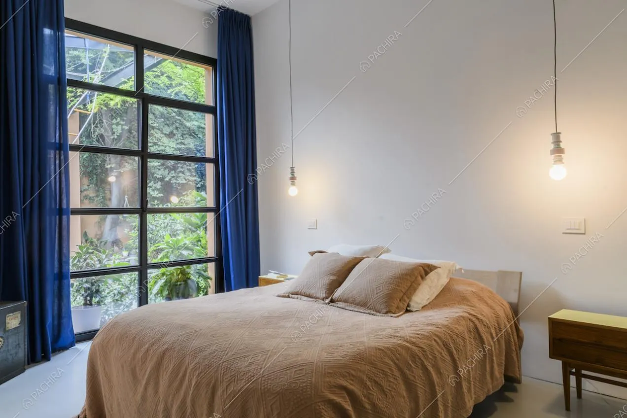 Camera da letto matrimoniale con pareti bianche e vetrate con finiture nere