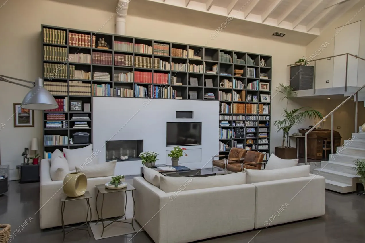 Grande mobile libreria nero con tanti libri colorati