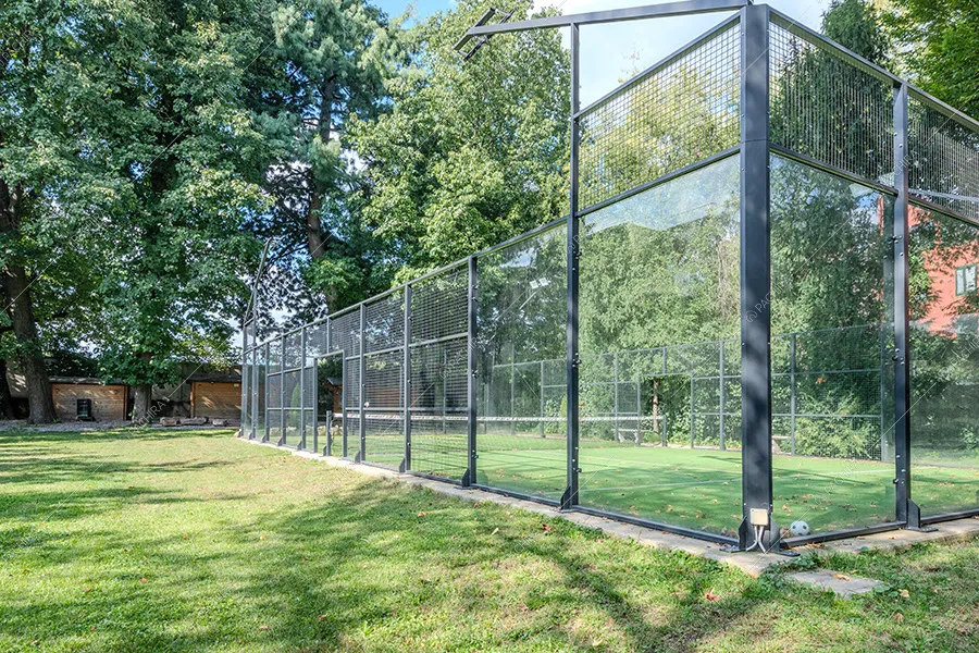 Campo da tennis della villa Rainier, location in stile liberty a Milano