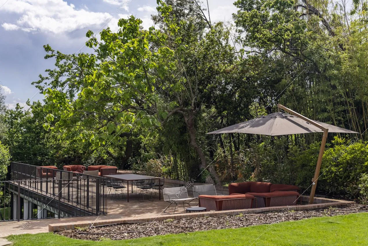 Terrazza con tavoli, sedie e tenda da sole