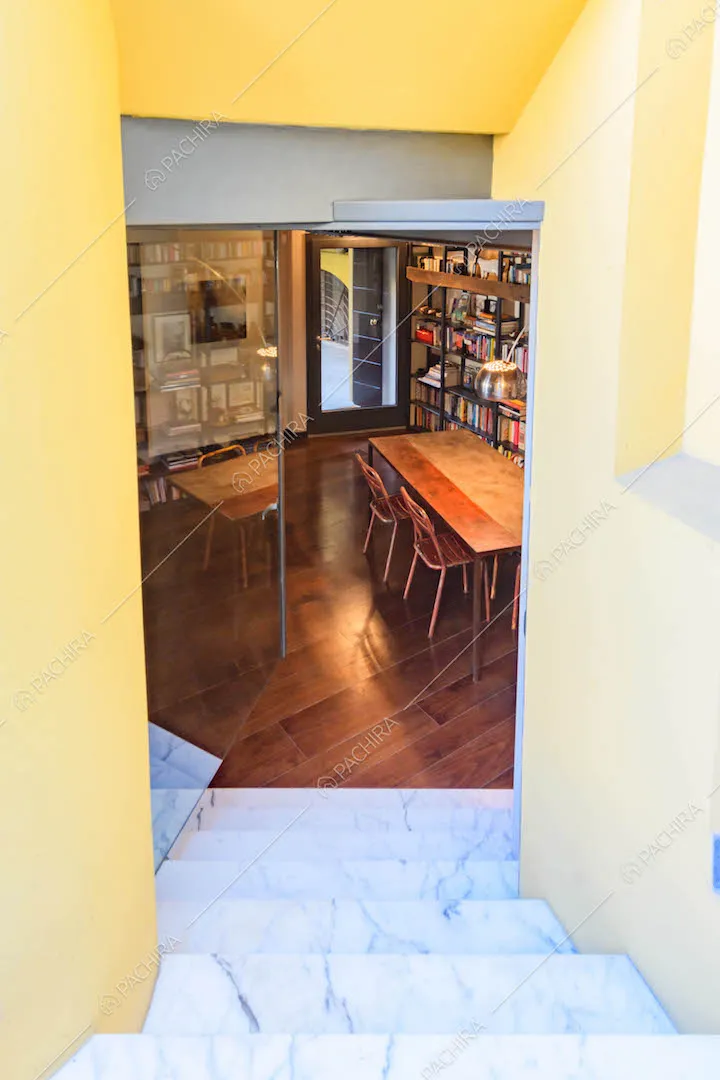 Gradini in marmo che conducono alla zona living della location