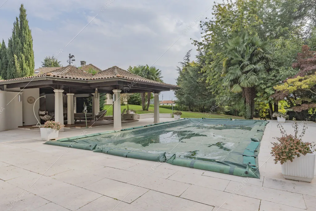 Piscina e veranda della villa Bris, location in stile contemporaneo a Torino