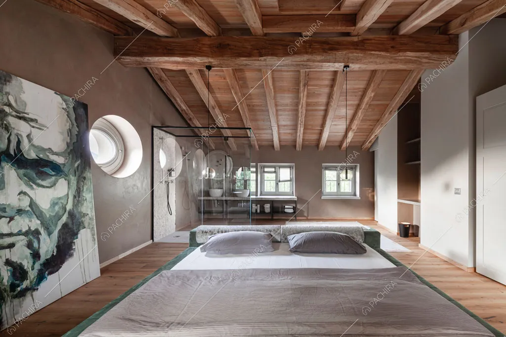 Camera da letto con bagno dalle pareti vetrate della villa Ghibli, location in stile contemporaneo a Verona