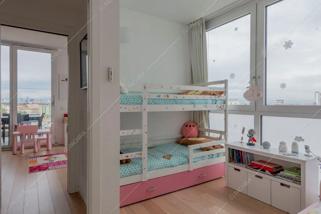 Camera dei bambini dell'appartamento Tobol, location in stile contemporaneo a Milano