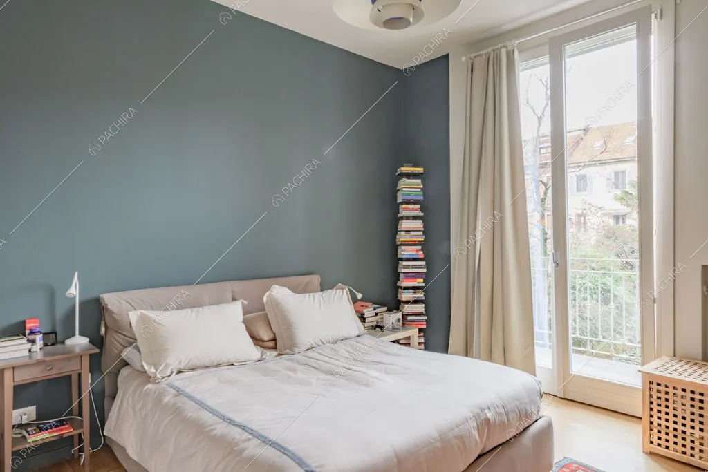 Camera da letto matrimoniale della villa Kharan, location in stile contemporaneo a Milano