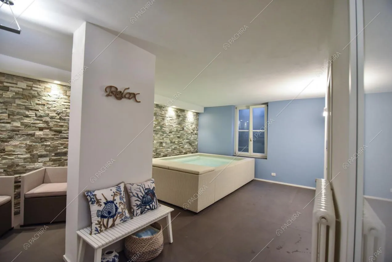 Parete azzurra e vasca da bagno con idromassaggio