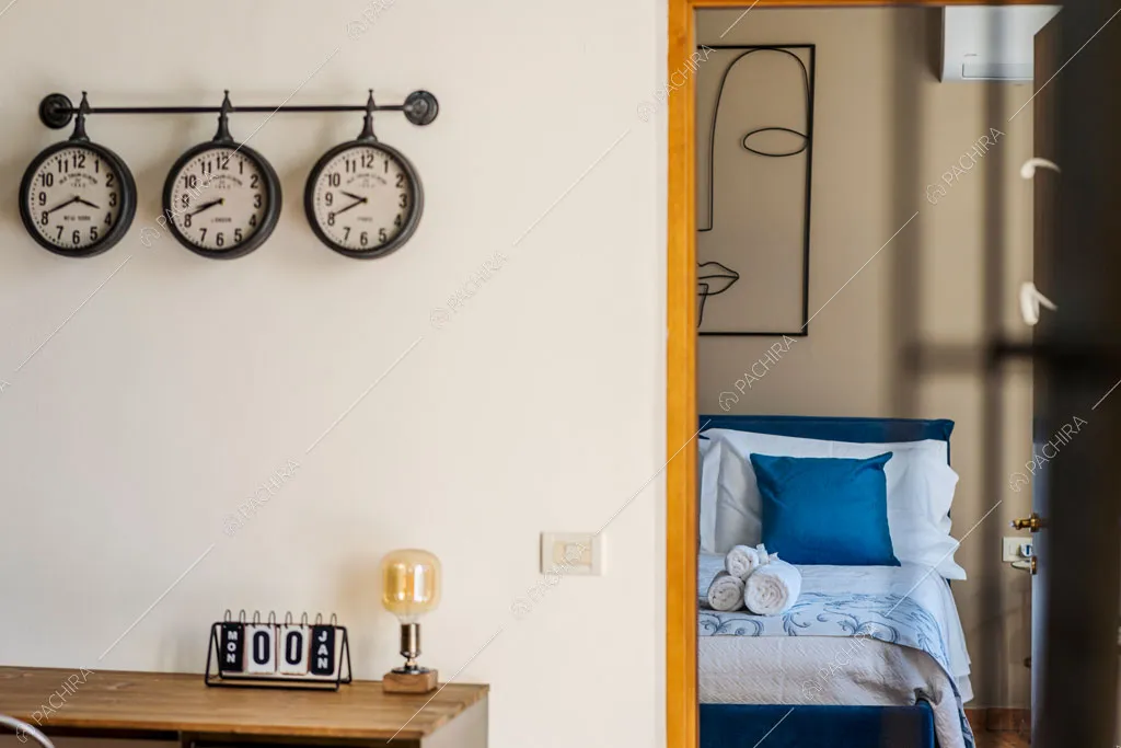 Camera da letto della villa Variscite, location in stile moderno a Firenze