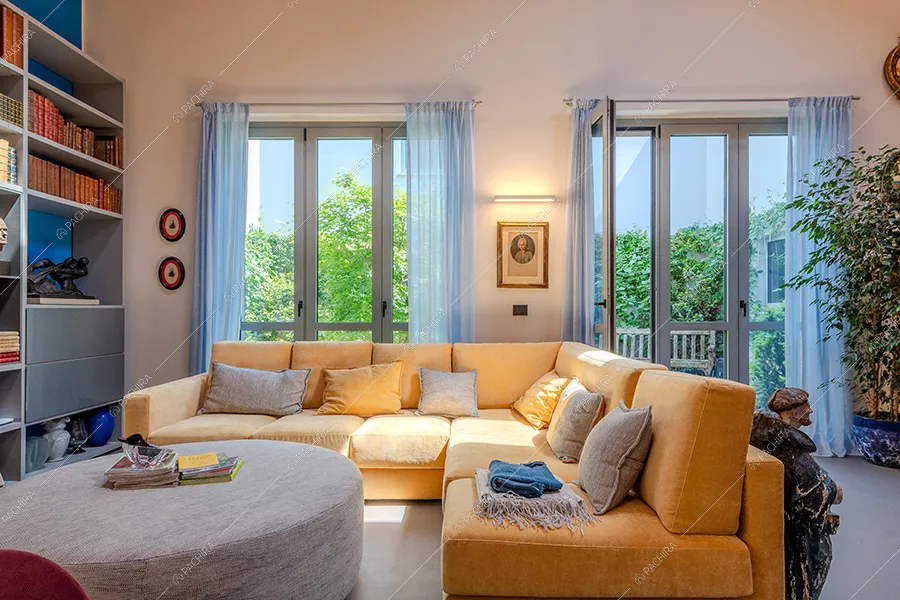 Soggiorno del loft in stile eclettico Maqui, location per shooting a Milano