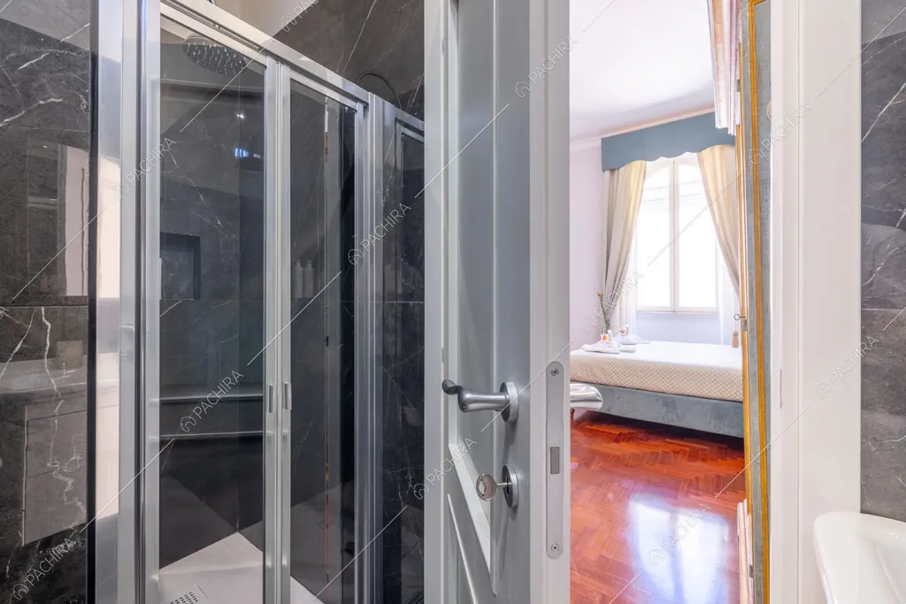 Bagno dell'appartamento Ural, location in stile moderno a Roma