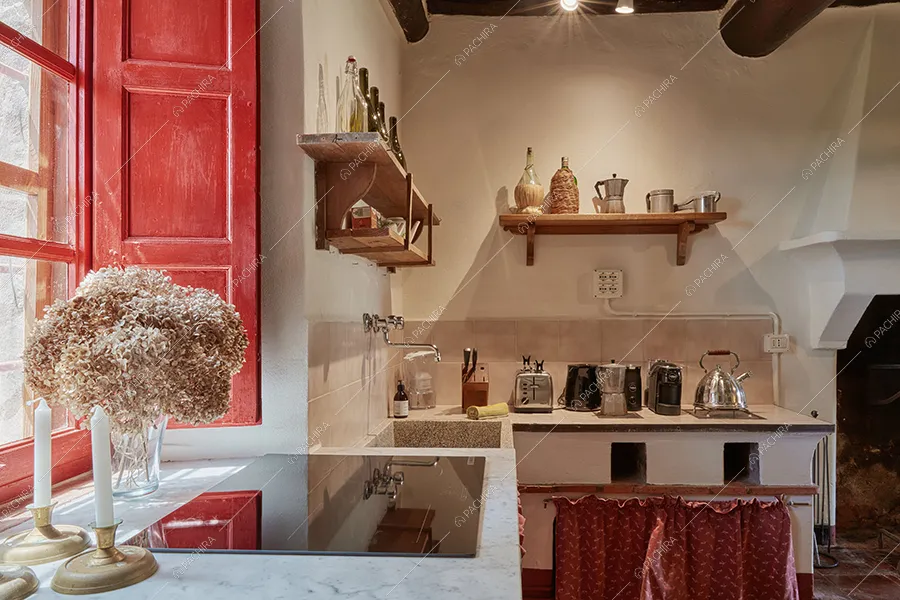 Cucina a parete della masseria Mincio, location in stile rustico a Lucca