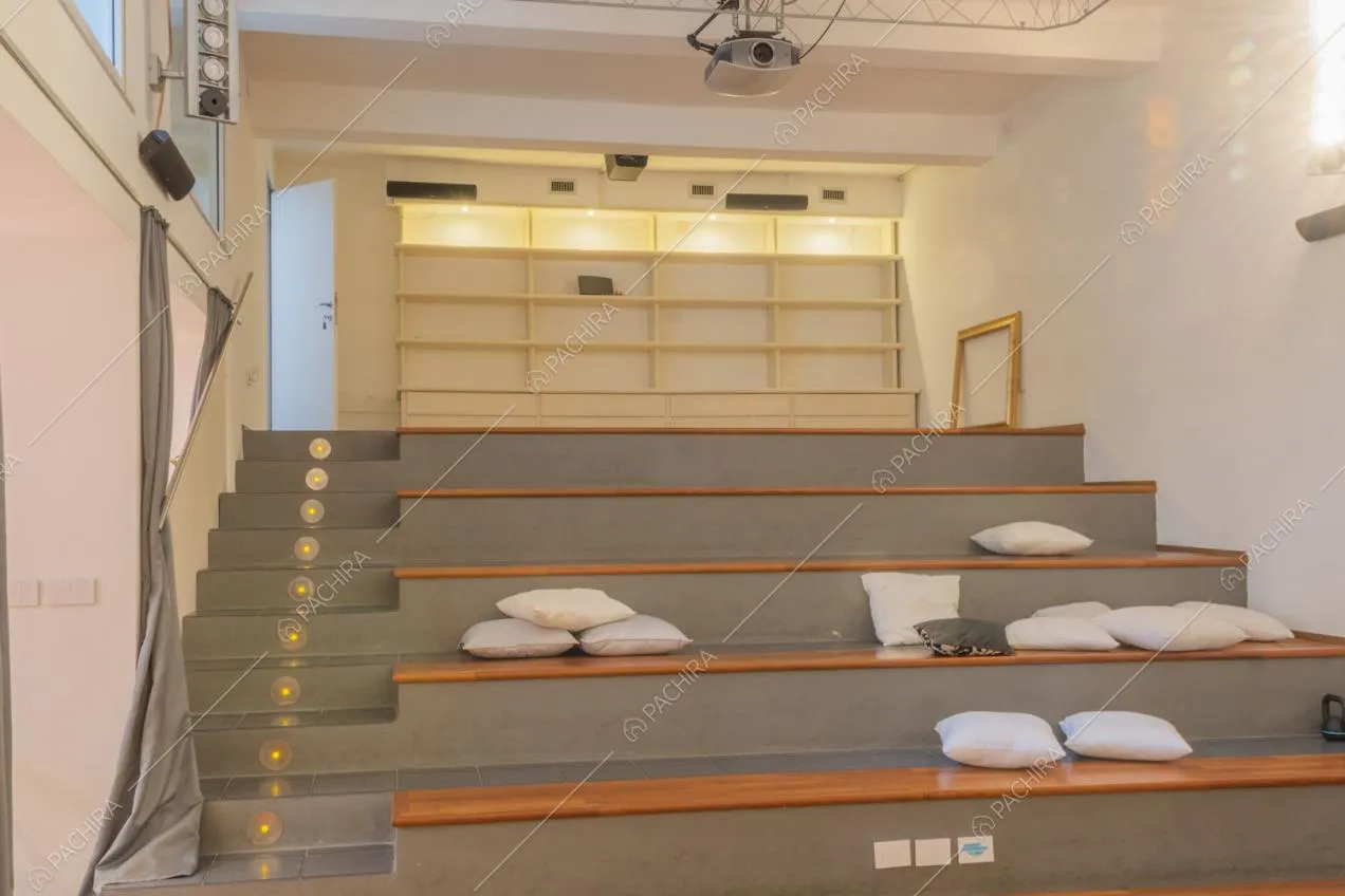 Gradinata con legno e cuscini banchi