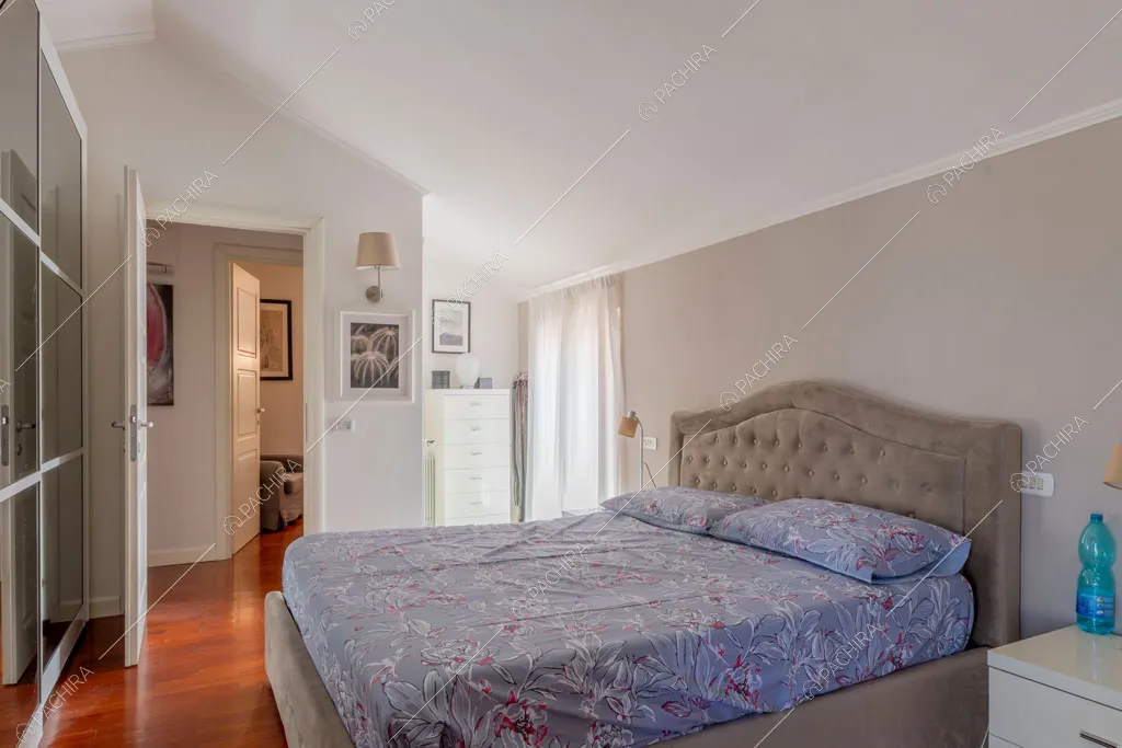 Camera da letto della villa Lena, location in stile moderno a Roma