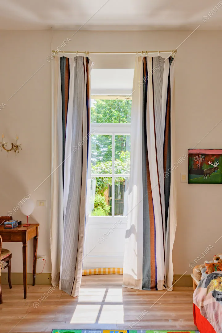 Pavimento in parquet e pareti bianche nella luminosa camera dei bambini
