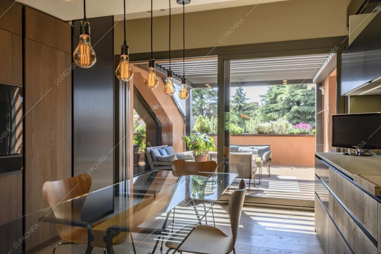 Grande porta finestra tra la cucina e il terrazzo