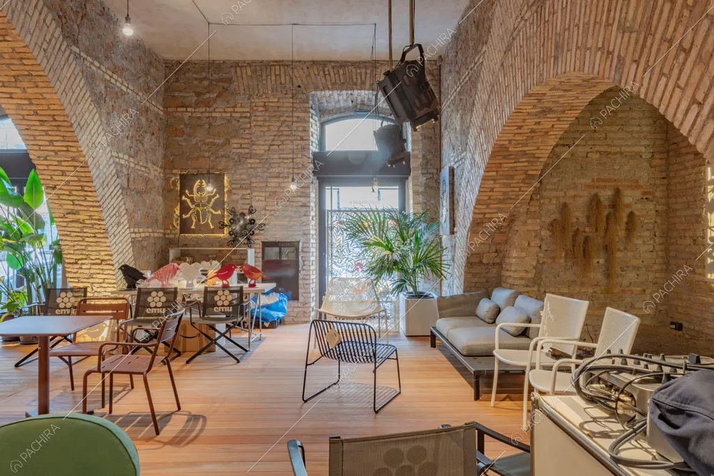 Poltrone e sedie nella sala dell'espositivo Couve, location in stile contemporaneo a Roma