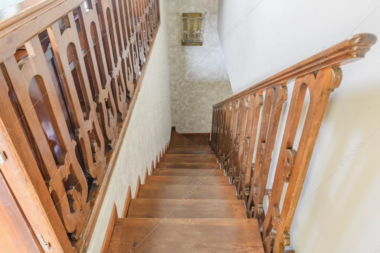 Ringhiera in legno lavorata sulla scala interna