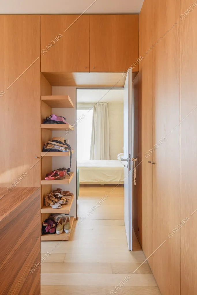 Cabina armadio con pavimento in parquet e pareti in legno