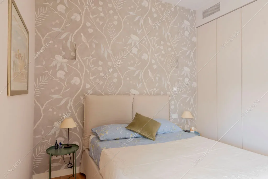 Camera da letto matrimoniale dell'appartamento Foehn, location in stile contemporaneo a Milano