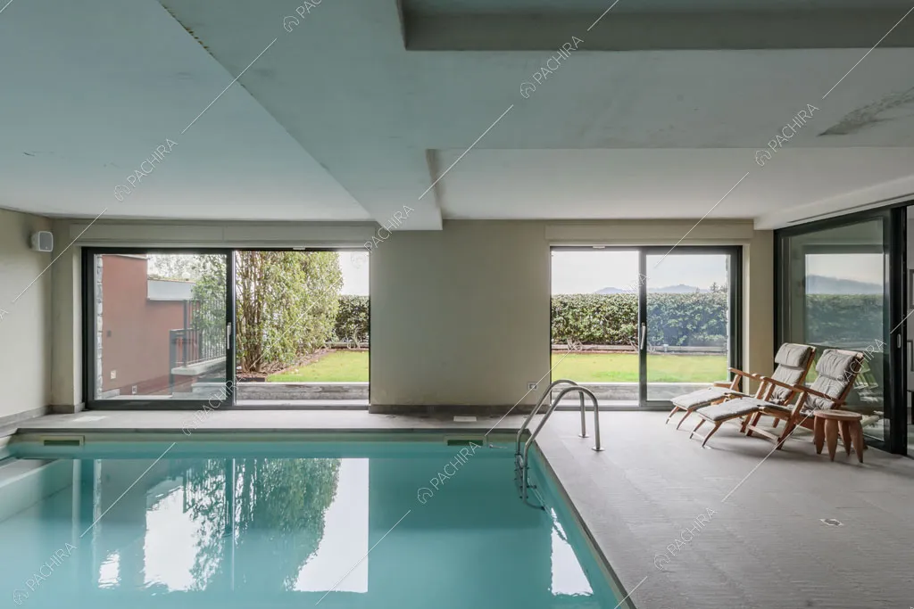 Piscina interna con porte-finestre nella villa Roveja, location in stile contemporaneo a Como